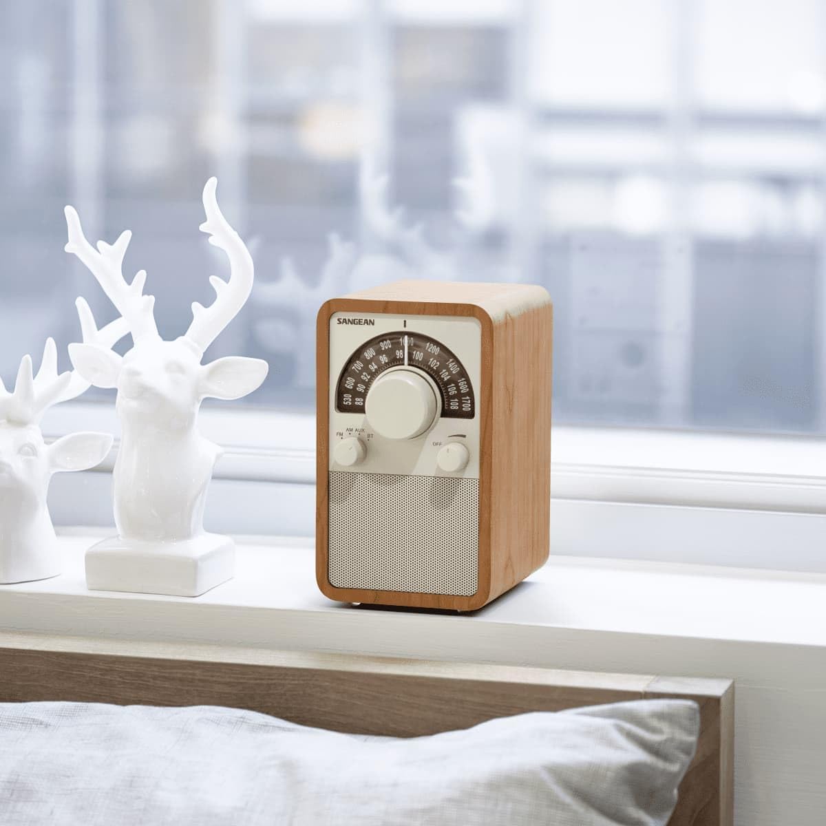 AM/FM Table Top Wooden Radio (Walnut)