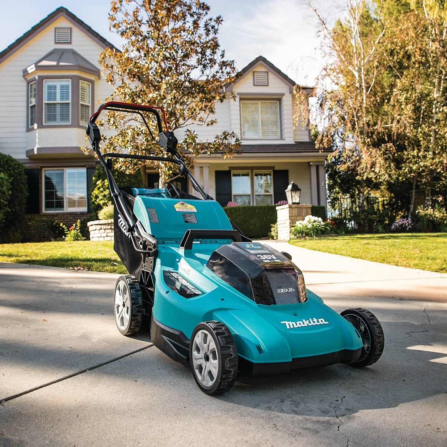 Makita XML11CT1-R 36V (18V X2) LXT Brushed Self‑Propelled Lithium-Ion 21 in. Cordless Lawn Mower Kit with 4 Batteries (5 Ah) (Renewed)
