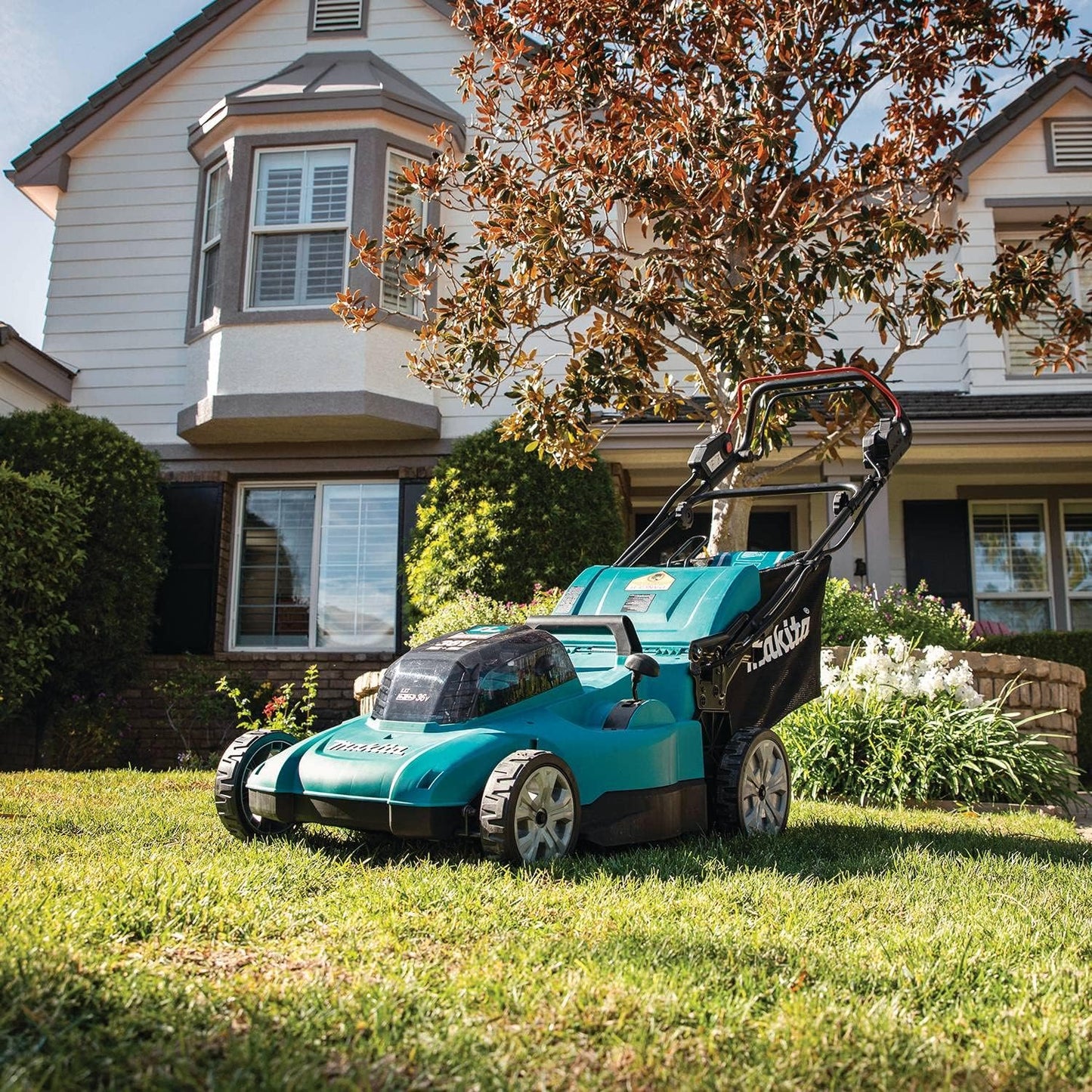 Makita XML11CT1-R 36V (18V X2) LXT Brushed Self‑Propelled Lithium-Ion 21 in. Cordless Lawn Mower Kit with 4 Batteries (5 Ah) (Renewed)