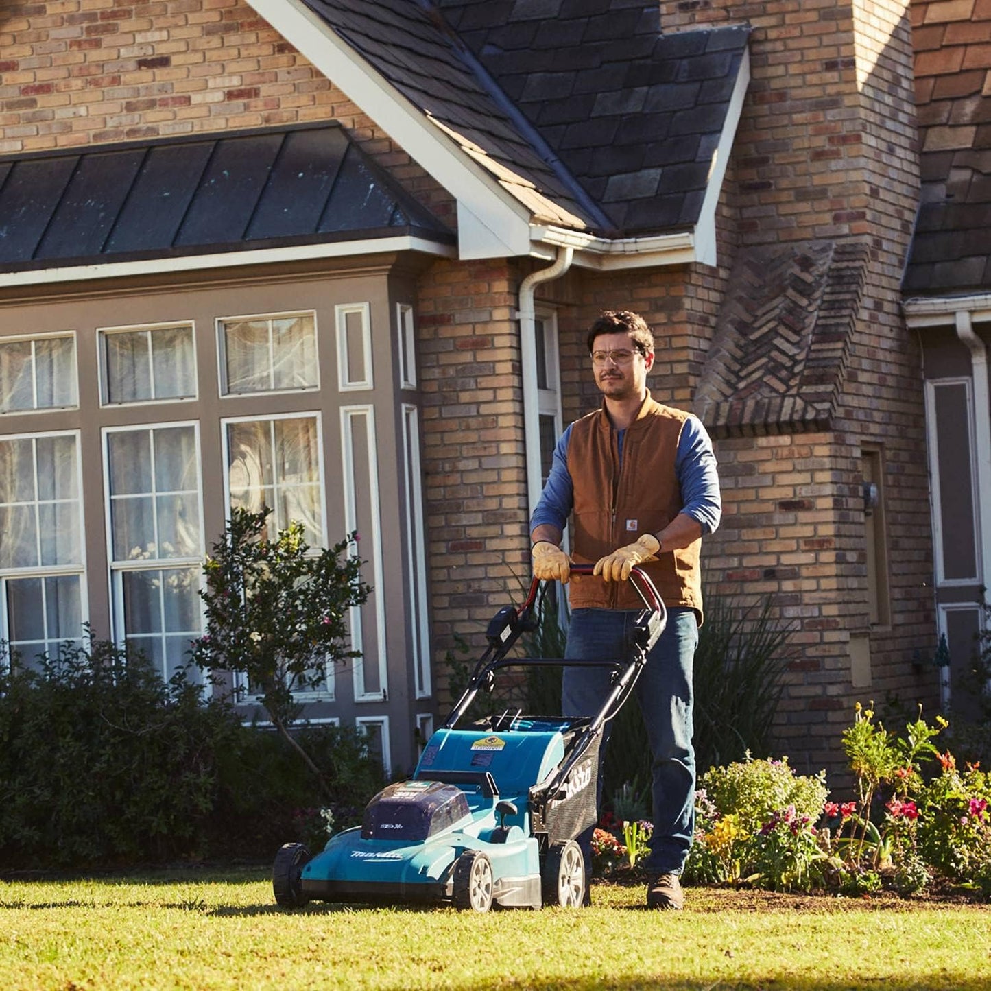 Makita XML11CT1-R 36V (18V X2) LXT Brushed Self‑Propelled Lithium-Ion 21 in. Cordless Lawn Mower Kit with 4 Batteries (5 Ah) (Renewed)